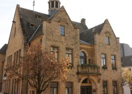 Lais Puzzle - Historisches Gebäude im Zenztrum von Ettelbrück in Luxemburg - 100, 200, 500 & 1.000 Teile