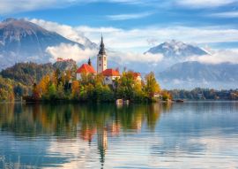 Lais Puzzle - Berühmter alpiner Bleder See (Blejsko jezero) in Slowenien, wunderschöne Herbstlandschaft. Scenic Blick auf den See, Insel mit Kirche, Burg Bled, Berge und blauer Himmel mit Wolken, Outdoor-Reise Hintergrund - 100, 200, 500 & 1.000 Teile