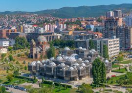 Lais Puzzle - Nationalbibliothek des Kosovo und unvollendete serbisch-orthodoxe Kirche Christus der Erlöser in Prishtina, Kosovo - 100, 200, 500 & 1.000 Teile