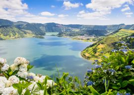 Lais Puzzle - See von Sete Cidades mit Hortensien, Azoren, Portugal - 100, 200, 500 & 1.000 Teile