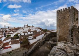 Lais Puzzle - Stadt Reguengos de Monsaraz, Portugal, vor blauem Himmel - 100, 200, 500 & 1.000 Teile