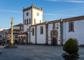 Lais Puzzle - Die Alte Kathedrale des Heiligen Namens Jesu (Antiga Catedral do Santo Nome de Jesus) "Sé Velha" in Braganca, Portugal, vor blauem Himmel. - 100, 200, 500 & 1.000 Teile