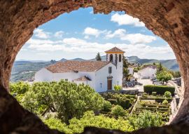 Lais Puzzle - Kirche der portugiesischen Stadt Marvão durch ein Loch gesehen - 100, 200, 500 & 1.000 Teile