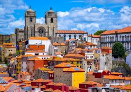 Lais Puzzle - Blick auf die Altstadt von Porto, Portugal mit der Kathedrale und bunten Gebäuden - 100, 200, 500 & 1.000 Teile