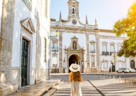Lais Puzzle - Junge Frau mit Hut vor einer Kirche, Faro, Portugal - 100, 200, 500 & 1.000 Teile