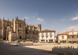 Lais Puzzle - Die Kathedrale von Guarda (Sé) vom Platz Luís de Camões aus gesehen. Guarda, in Portugal - 100, 200, 500 & 1.000 Teile