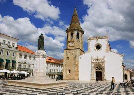 Lais Puzzle - Hauptplatz der mittelalterlichen Stadt Tomar (Portugal). Kirche des Heiligen Johannes des Täufers - 100, 200, 500 & 1.000 Teile