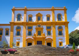 Lais Puzzle - Kirche Unserer Lieben Frau von Carmo, auch bekannt als St. Ignatius von Loyola, oder Kirche des Kollegiums oder Jesuitenkirche, erbaut im 16. Jahrhundert in der Stadt Angra do Heroismo auf der Insel Terceira der Azoren, Portugal - 100...