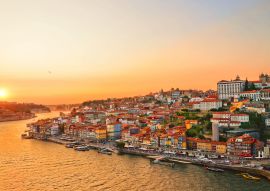Lais Puzzle - Wunderschöner Sonnenuntergang über dem Stadtzentrum von Porto und dem Fluss Douro, Portugal. Die Brücke Dom Luis I. ist ein beliebtes Ausflugsziel, da sie einen so schönen Blick über die Gegend bietet - 100, 200, 500 & 1.000 Teile