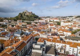 Lais Puzzle - Luftaufnahme von Leiria mit roten Dächern und Burg auf dem Hügel, Portugal - 100, 200, 500 & 1.000 Teile