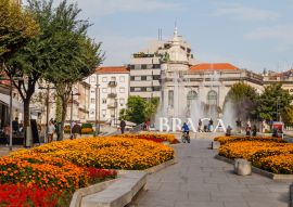 Lais Puzzle - Braga, Portugal: Blick auf die Straße Liberdade pedestran und die Praca de la Republica mit dem BRAGA-Schild in Braga, Portugal - 100, 200, 500 & 1.000 Teile