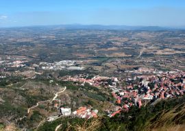 Lais Puzzle - Covilhã, Portugal: Straßen, Plätze und Gebäude in der Altstadt an einem Sommertag - 100, 200, 500 & 1.000 Teile