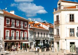 Lais Puzzle - Traditionelle Architektur in Alcobaca, Portugal - 100, 200, 500 & 1.000 Teile