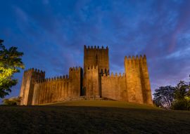 Lais Puzzle - Die Burg von Guimaraes bei Sonnenuntergang, in Portugal - 100, 200, 500 & 1.000 Teile
