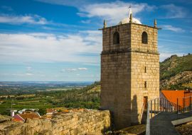 Lais Puzzle - Schöner alter Kirchturm in den Bergen von Gardunha, Portugal. Altes historisches Dorf von Castelo Novo - Fundao - Portugal - 100, 200, 500 & 1.000 Teile