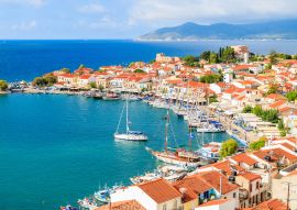 Lais Puzzle - Blick auf den Hafen von Pythagorion mit bunten Häusern und blauem Meer, Insel Samos, Griechenland - 100, 200, 500 & 1.000 Teile
