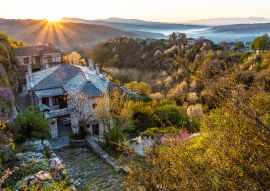 Lais Puzzle - Sonnenaufgang über dem malerischen Dorf Vitsa in der Region Zagori, Nordgriechenland - 100, 200, 500 & 1.000 Teile