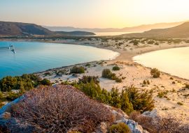 Lais Puzzle - Der Strand von Simos auf der Insel Elafonisos in Griechenland. Elafonisos ist eine kleine griechische Insel zwischen dem Peloponnes und Kythira mit idyllischen exotischen Stränden und Gewässern - 100, 200, 500 & 1.000 Teile