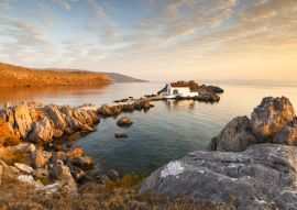Lais Puzzle - Die Kirche Agios Isidoros im Norden von Chios bei Sonnenaufgang. - 100, 200, 500 & 1.000 Teile