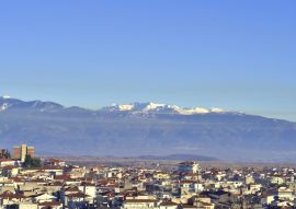 Lais Puzzle - Kleine Stadt Kozani in Nordgriechenland, im Hintergrund der Berg Olympos - 100, 200, 500 & 1.000 Teile