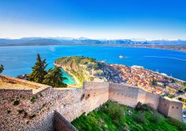 Lais Puzzle - Altstadt von Nafplion in Griechenland, Ansicht von oben mit Ziegeldächern, kleinem Hafen und der Burg von Bourtzi am Wasser des Mittelmeers - 100, 200, 500 & 1.000 Teile
