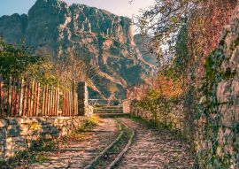 Lais Puzzle - Papingo ist ein malerisches Dorf in der Präfektur Ioannina, das an den Hängen des Berges Tymfi liegt. - 100, 200, 500 & 1.000 Teile