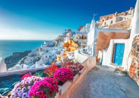 Lais Puzzle - Santorin, Griechenland. Bilderq Ansicht traditioneller kykladischer Santorini-Häuser an einer kleinen Straße mit Blumen im Vordergrund. Standort: Oia Dorf, Santorini, Griechenland - 100, 200, 500 & 1.000 Teile