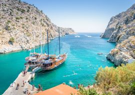 Lais Puzzle - Schöne sonnige Küste Blick auf das griechische blaue Meer mit kristallklarem Wasser Strand mit großen touristischen Boot Kreuzfahrt rund um Pier in Vathys Bay, Patmos Island, Kos, Dodekanes Inseln, Griechenland - 100, 200, 500 & 1.000 Teile
