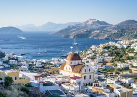 Lais Puzzle - Schönes mediterranes griechisches Dorf Pantelis, umgeben von einem Berg mit antiker Burg, am Ägäischen Meer gelegen, mit bunten Häusern und schönen Kirchen und Basiliken, Leros, Dodekanes, Griechenland - 100, 200, 500 & 1.000 Teile