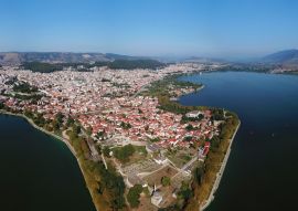 Lais Puzzle - Ikonische Stadt, Burg und Moschee von Ioannina, umgeben vom berühmten See und den Bergen von Pindus, Epirus, Griechenland - 100, 200, 500 & 1.000 Teile