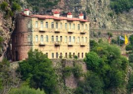 Lais Puzzle - Das Kloster von Prousos liegt in der Präfektur Evrytania und gilt als spirituelles Zentrum und Pilgerstätte der gesamten Region. Es ist in einer majestätischen Landschaft in einem steilen Felsengebiet erbaut. - 100, 200, 500 & 1.000 Teile