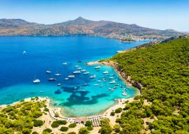 Lais Puzzle - Der beliebte Strand auf der kleinen Insel Moni gegenüber von Perdika bei Ägina mit türkisem Meer und zahlreichen Segelbooten, Griechenland - 100, 200, 500 & 1.000 Teile