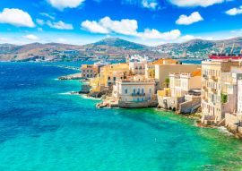 Lais Puzzle - Farbenfrohe Landschaft der griechischen Insel Syros. Ermoupoli Stadt entlang des Ägäischen Meeres, Griechenland - 100, 200, 500 & 1.000 Teile