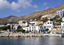 Lais Puzzle - Insel Tilos - Die Strandpromenade des traditionellen Dorfes Livadi an einem Sommertag, Ägäisches Meer, Dodekanes, Griechenland - 100, 200, 500 & 1.000 Teile