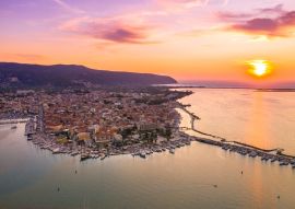 Lais Puzzle - Lefkas (Lefkada) Stadt, tolle Aussicht auf den kleinen Hafen für die Fischerboote mit der schönen Holzbrücke und der Promenade, Ionische Insel, Griechenland - 100, 200, 500 & 1.000 Teile