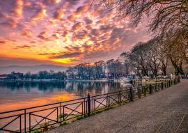 Lais Puzzle - Blick auf den See Pamvotis bei Sonnenuntergang. Ioannina Stadt, Griechenland - 100, 200, 500 & 1.000 Teile