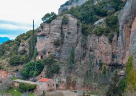 Lais Puzzle - Blick auf die Klippen und die beeindruckenden Felsen des Klosters Mega Spilaio (die große Höhle). Kalavryta Griechenland - 100, 200, 500 & 1.000 Teile