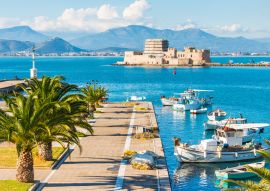 Lais Puzzle - Strandpromenade der Stadt Nauplia und Festung Bourtzi auf einer kleinen Insel in Griechenland - 100, 200, 500 & 1.000 Teile