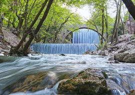 Lais Puzzle - der Wasserfall von Palaiokaria in Trikala Thessalien Griechenland - steinerne Bogenbrücke zwischen den beiden Wasserfällen - 100, 200, 500 & 1.000 Teile