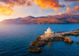 Lais Puzzle - Luftaufnahme des Leuchtturms von Saint Theodore in Lassi, Argostoli, Kefalonia Insel in Griechenland. Leuchtturm des Heiligen Theodore auf der Insel Kefalonia, Stadt Argostoli, Griechenland - 100, 200, 500 & 1.000 Teile