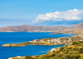 Lais Puzzle - Blick über die Buchten von Batsi und Gavrion auf der griechischen Kykladen-Insel Andros mit der Insel Euböa am Horizont - 100, 200, 500 & 1.000 Teile