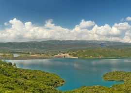 Lais Puzzle - Blick auf den künstlichen See von Kastraki, in der Nähe der Stadt Agrinio in Mittelgriechenland - 100, 200, 500 & 1.000 Teile