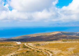 Lais Puzzle - Kleine orthodoxe Kapelle im Hochland der griechischen Kykladeninsel Andros mit der Insel Euböa im Hintergund - 100, 200, 500 & 1.000 Teile