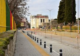 Lais Puzzle - bunte Eisen neben den Ruinen der byzantinischen Mauer in Komotini, Griechenland - 100, 200, 500 & 1.000 Teile