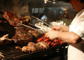 Lais Puzzle - Argentinischer Chefkoch beim Kochen von Fleisch im Restaurant - 100, 200, 500, 1.000 & 2.000 Teile