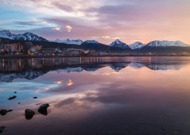 Lais Puzzle - Überblick über die Stadt Ushuaia in Argentinien bei Sonnenaufgang. - 100, 200, 500, 1.000 & 2.000 Teile