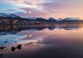 Lais Puzzle - Überblick über die Stadt Ushuaia in Argentinien bei Sonnenaufgang. - 1.000 Teile