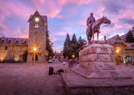 Lais Puzzle - Die Plaza San Martin befindet sich in Rio Negro, Bariloche, genauer gesagt, auf diesem Platz steht auch eine Statue, die General José de San Martín gewidmet ist. - 100, 200, 500, 1.000 & 2.000 Teile