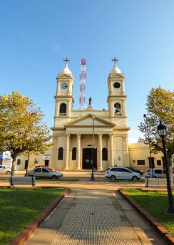 Lais Puzzle - Paso de los libres, Argentinien: Blick auf die Pfarrei San José am Plaza Independencia (Platz der Unabhängigkeit) - 100, 200, 500, 1.000 & 2.000 Teile