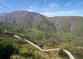 Lais Puzzle - Die Bergstraße Cuesta del Obispo schlängelt sich durch grüne Hügel - 100, 200, 500, 1.000 & 2.000 Teile